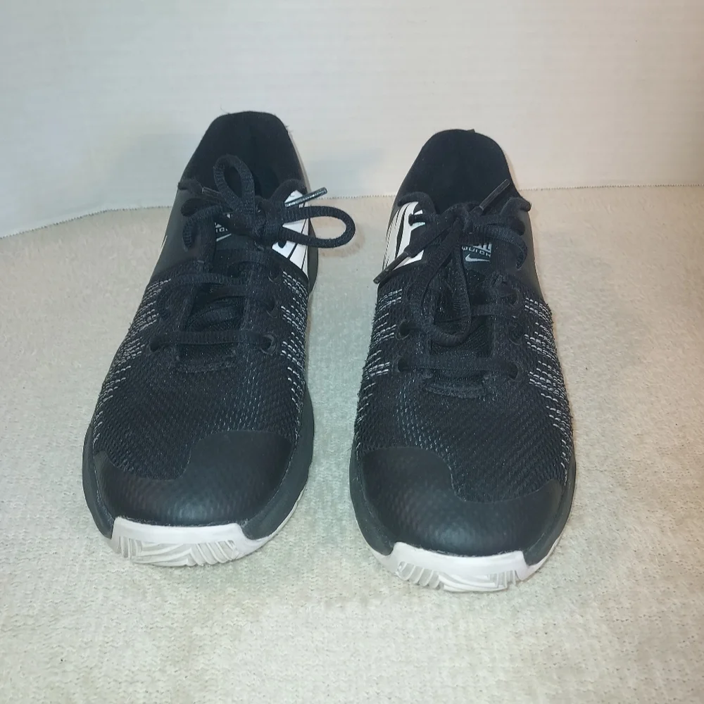 Nike Hustle Quick Boys Black/white  Basketball Shoes size Y6.5 / Eur 39